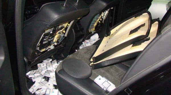 Peste 9.000 de ţigări de contrabandă descoperite într-un autoturism de lux - FOTO