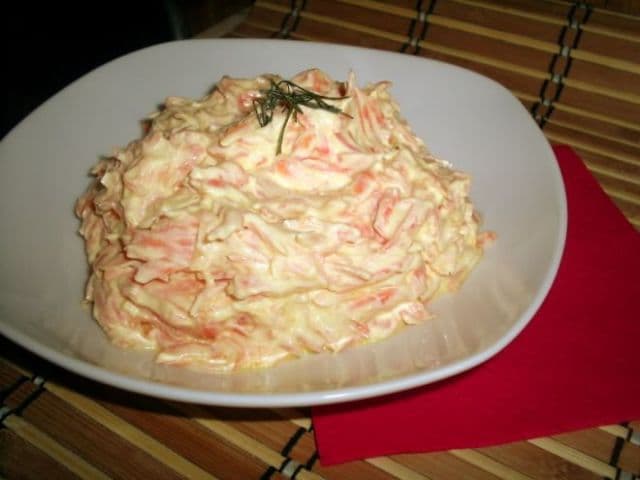Salată turcească cu morcovi și iaurt