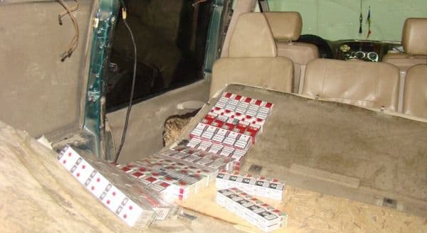  Peste 34.000 de ţigarete ascunse în două lăzi frigorifice de voiaj şi pereţii laterali ai unui microbuz - FOTO