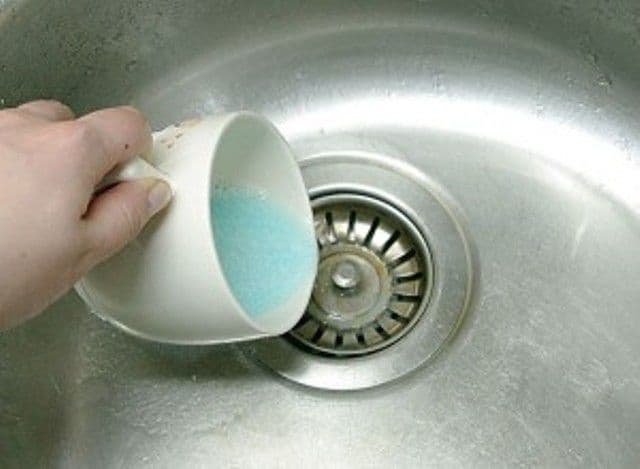 Cum să desfunzi chiuveta în câteva secunde, fără pompă sau soluţii chimice