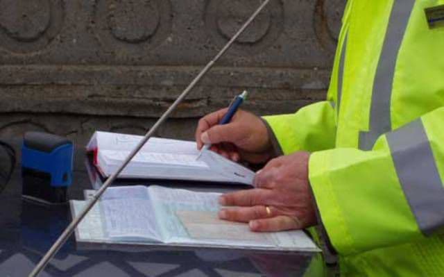 Ce trebuie să faci după ce eşti amendat în trafic