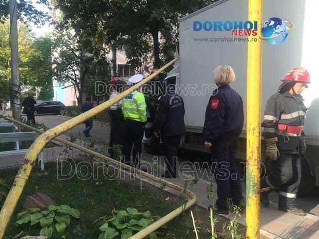 La un pas de dezastru! Mașină blocată într-o țeavă de gaze în cartierul Plevna din Dorohoi