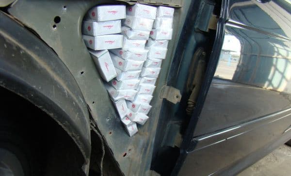   Încă o inovație a contrabandiștilor! Ţigarete ascunse în aripile unui autoturism! - FOTO