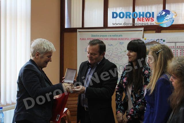 Oaspeţii şcolii gimnaziale Al. I. Cuza Dorohoi în vizită la primărie - FOTO