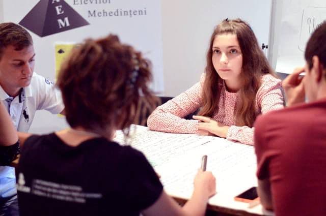 Elevă a Colegiului Naţional „Grigore Ghica” Dorohoi, prezentă la Conferința „Forumul Strategic – Comunitate pentru TINE-ri, Tineri pentru Comunitate”