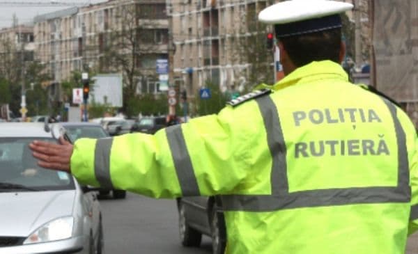 Tânăr cercetat după ce a fost depistat la volanul unui autoturism cu număr fals