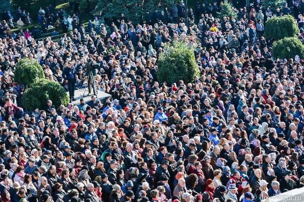Peste 15.000 de credincioși la slujba Sfintei Liturghii de hramul Sfintei Cuvioase Parascheva de la Iași! - FOTO