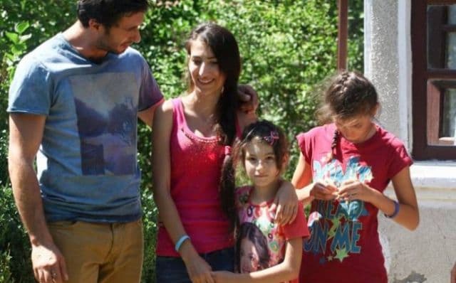 Povestea cutremurătoare a celor trei orfane care au primit o casă nouă. Şi-au îngropat mama, tatăl şi bunicul - FOTO