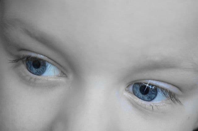 Un test simplu poate spune dacă un copil suferă de autism. Iată în ce constă