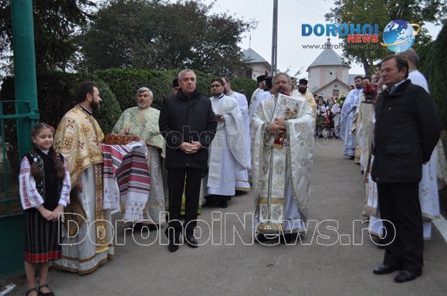 Prefectul Costică Macaleți alături de credincioși la re-sfințirea Bisericii „Nașterea Maicii Domnului” Trestiana, Dorohoi – VIDEO/FOTO