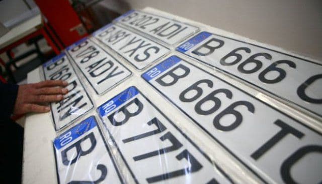 Legea care-i va scoate din minți pe români. Trebuie să-și schimbe numerele mașinilor
