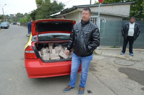 Taxi burdușit cu ţigări de contrabandă depistat de poliţiştii de frontieră - FOTO