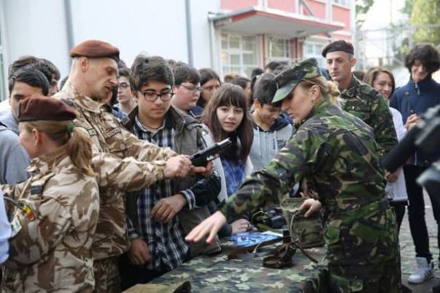 Armata Română caută soldaţi în şcoli şi licee
