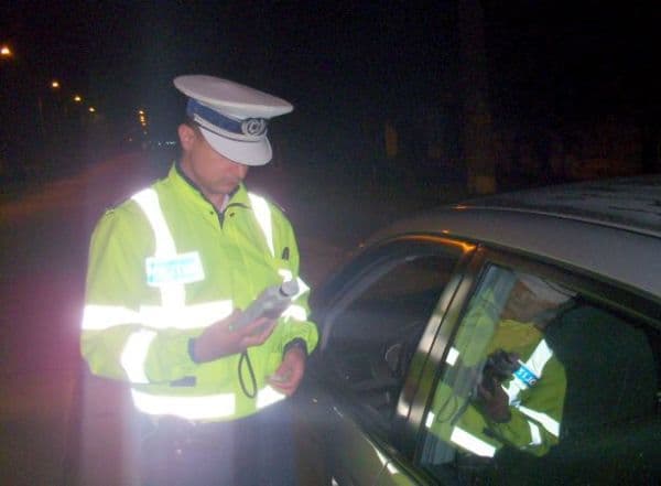 Cercetat după ce a fost depistat de polițiști circulând beat pe drumurile publice