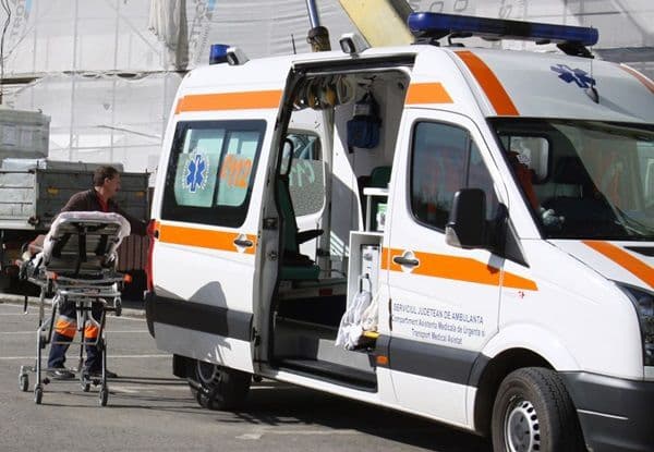 Accident de muncă! Angajat a societății Piscicola, transportat de urgență la Iași după ce a căzut de pe oblonul mașinii!