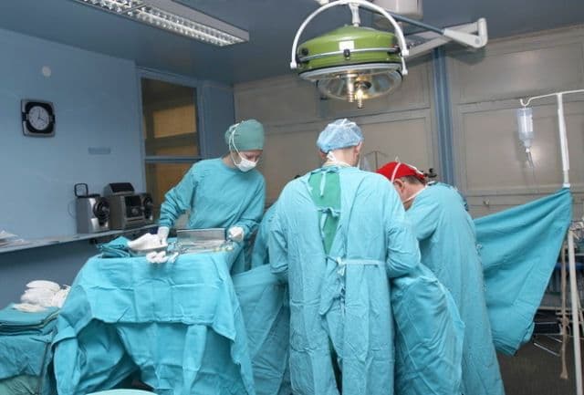 O femeie din Botoşani a murit după ce medicul a confundat o „pungă” de puroi cu un hematom