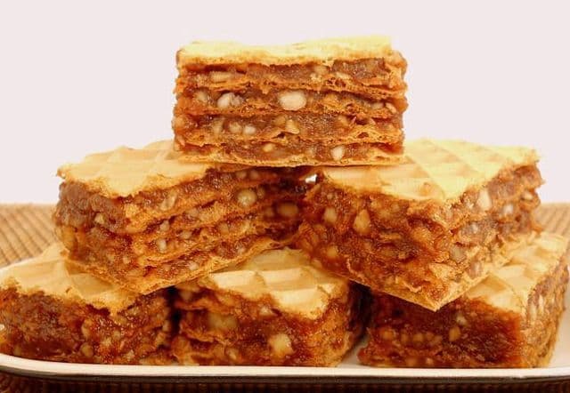 Napolitane cu nuci și caramel