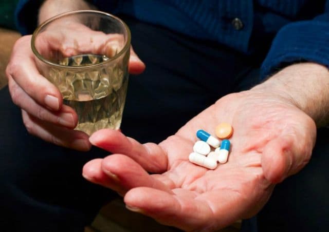 Ce se întâmplă în corpul tău dacă iei antibiotice şi consumi alcool