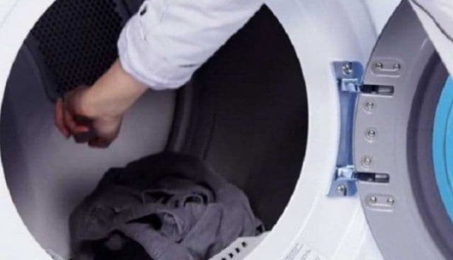 A pus o aspirină în apa cu care a spălat rufele. Rezultatele au fost uimitoare