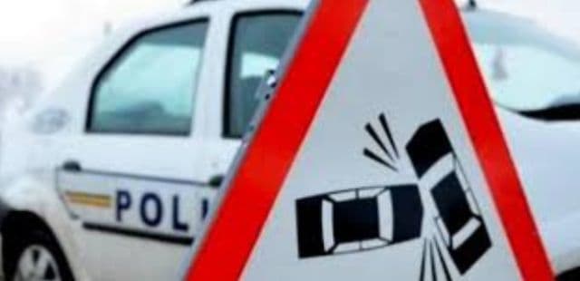 Tânăr ajuns la spital după ce s-a izbit cu mașina într-un camion cu marfă