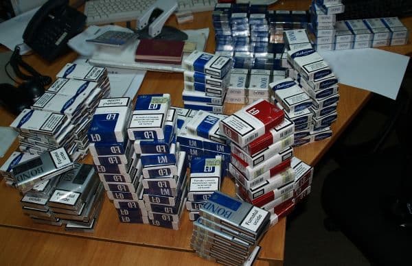 Peste 6.000 de ţigarete de contrabandă descoperite de poliţiştii de frontieră! - FOTO