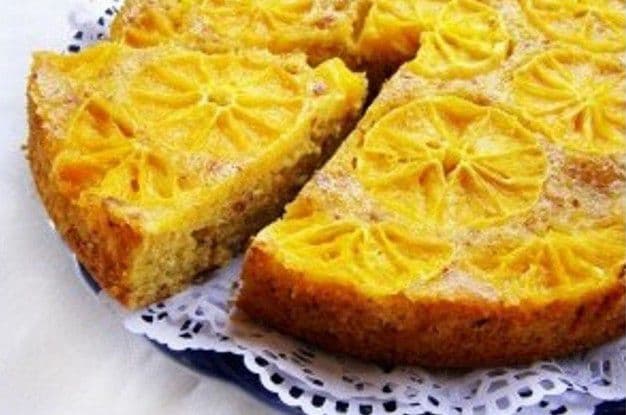 Prăjitură răsturnată cu portocale caramelizate