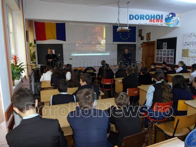 Siguranța pe internet: Activitate desfășurată de IPJ Botoșani la Școala Gimnazială „Mihail Kogălniceanu” Dorohoi - FOTO