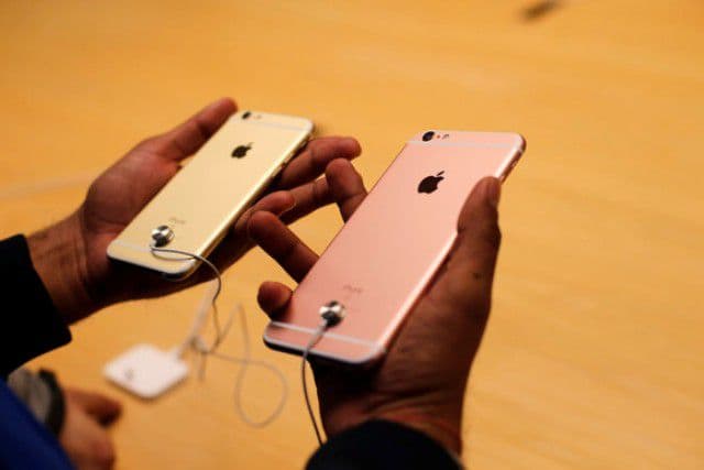 Apple, dat în judecată din cauza unei funcţii care consumă date