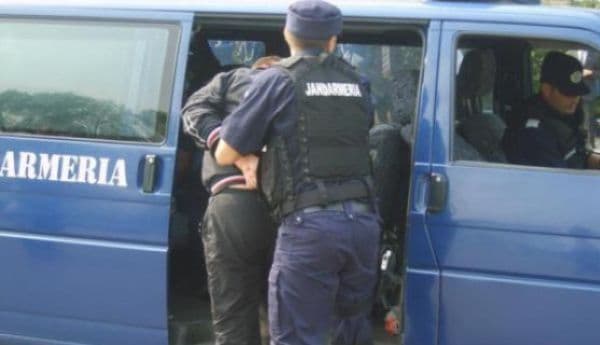 În pelerinaj la furat: Bărbat prins în flagrant de jandarmi în timp ce încerca să fure obiecte de cult!