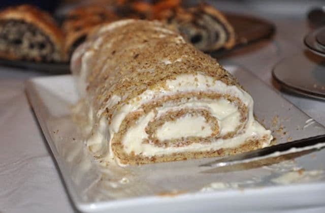 Ruladă de nucă cu cremă de vanilie