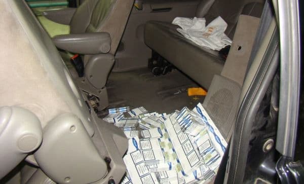 Trei autoturisme „căptuşite” cu aproximativ 14.000 de ţigarete, depistate de polițiștii de frontieră! - FOTO