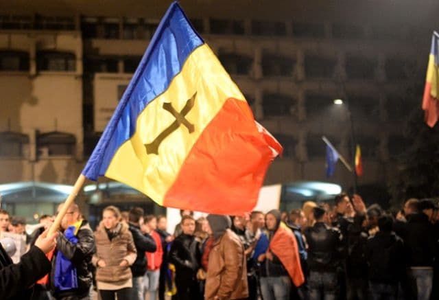 Peste o mie de botoșăneni au iesit pe străzile orașului - „Tinerii mor pe trotuare iar voi faceți catedrale” - FOTO