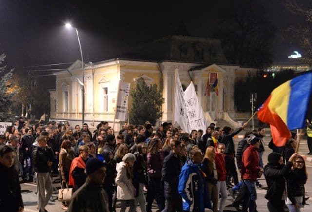 A treia seară de proteste la Botoşani. Manifestanții și-au strigat nemulţumirile - FOTO