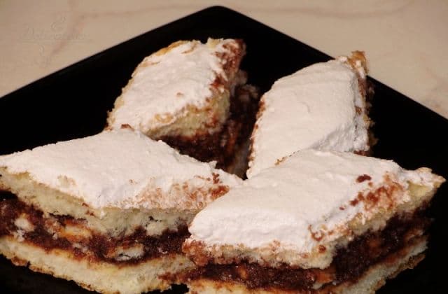 Prăjitură cu biscuiți și gem