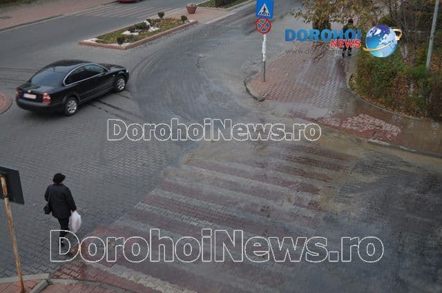 Avarie majoră la conducta de apă de pe Bulevardul Victoriei! Aproape tot municipiul Dorohoi rămâne fără apă! - FOTO