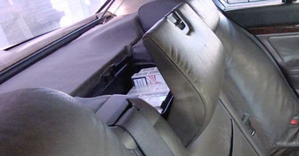 200 pachete de ţigări ascunse în bancheta din spate a unui autoturism depistate de polițiștii de frontieră