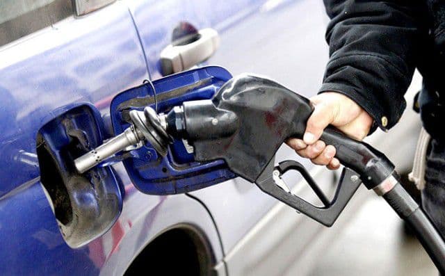 Vești bune pentru șoferi! Se ieftinesc carburanții! Cu cât scade prețul la pompă și de când