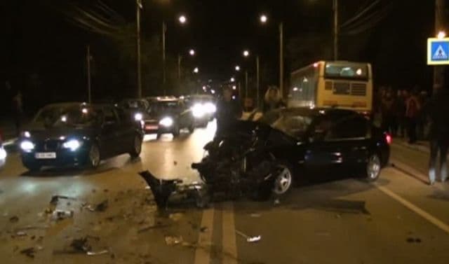 Accident cumplit în Suceava: Un pieton, lovit de o maşină şi aruncat într-un autobuz