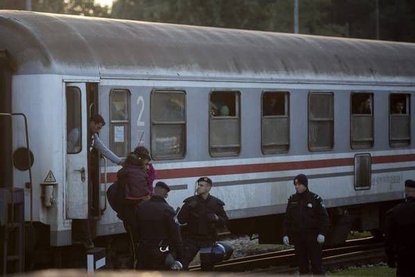 Doi britanici condamnaţi pentru terorism, reținuți în timp ce se aflau într-un tren spre Bucureşti