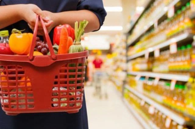 Supermarket-urile, obligate să doneze alimentele aflate aproape de data expirării