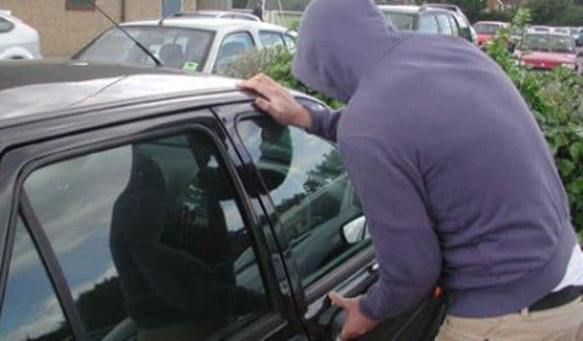 Pagubă de mii de lei: Șofer al unei firme de curierat prădat în plină zi la Dorohoi!