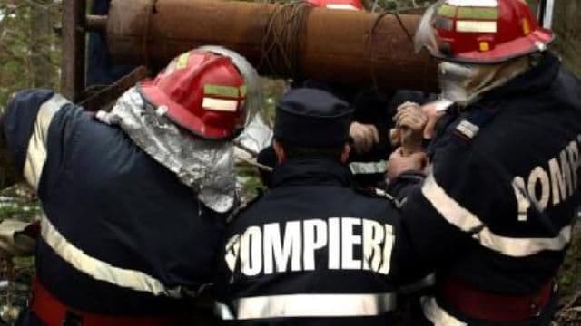 Un bărbat căzut într-o fântâna a fost salvat de pompieri și transportat de urgență la Spitalul municipal Dorohoi