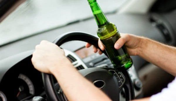 Depistat în trafic conducând un autoturism, deşi se afla sub influenţa băuturilor alcoolice