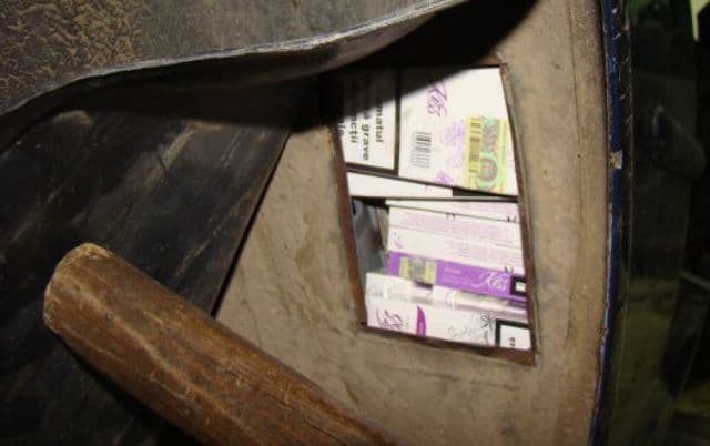 Aproximativ 14.000 de ţigări de contrabandă ascunse într-un loc special amenajat în spatele unui autoturism - FOTO