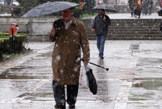 Meteorologii anunţă ploi, lapoviţă şi ninsoare în majoritatea regiunilor