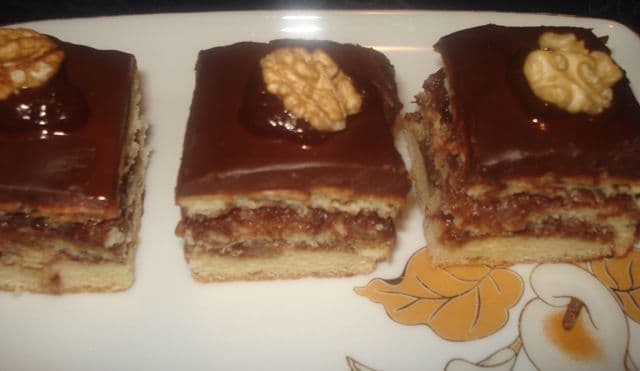 Prăjitură cu gem și nucă (de post)