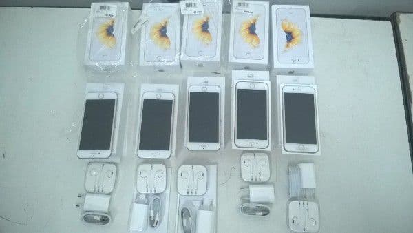 Cinci telefoane Apple iPhone 6S, ascunse în căptuşeala unui geamantan! - FOTO