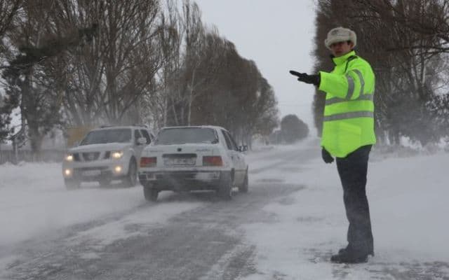 Ce poţi face iarna când nu ai lanţuri şi maşina rămâne împotmolită în zăpadă