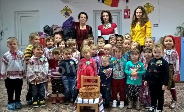 „Sunt român şi-mi iubesc ţara” Activitate realizată de „Buburuzele” de la Grădinițele 8 și 10 Dorohoi - FOTO