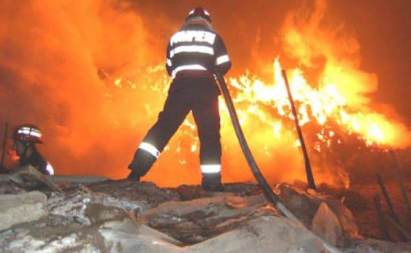 Trei incendii în mai puțin de o oră! Unul dintre acestea s-a soldat cu decesul proprietarei